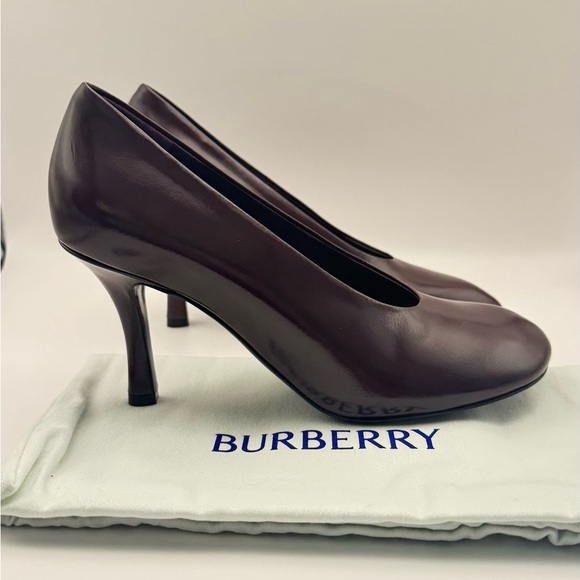 Burberry Glossy Leather Baby Pumps
Color- Poison
Womens size EU 38.5 - Picture 1 of 11